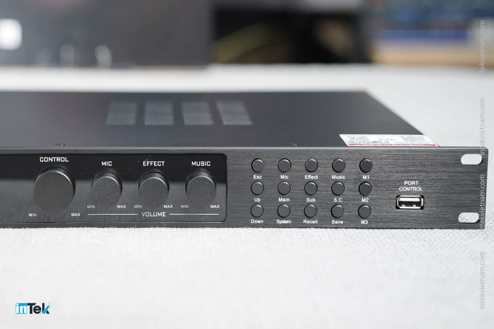 vang-so-db-acoustic-d700-2584