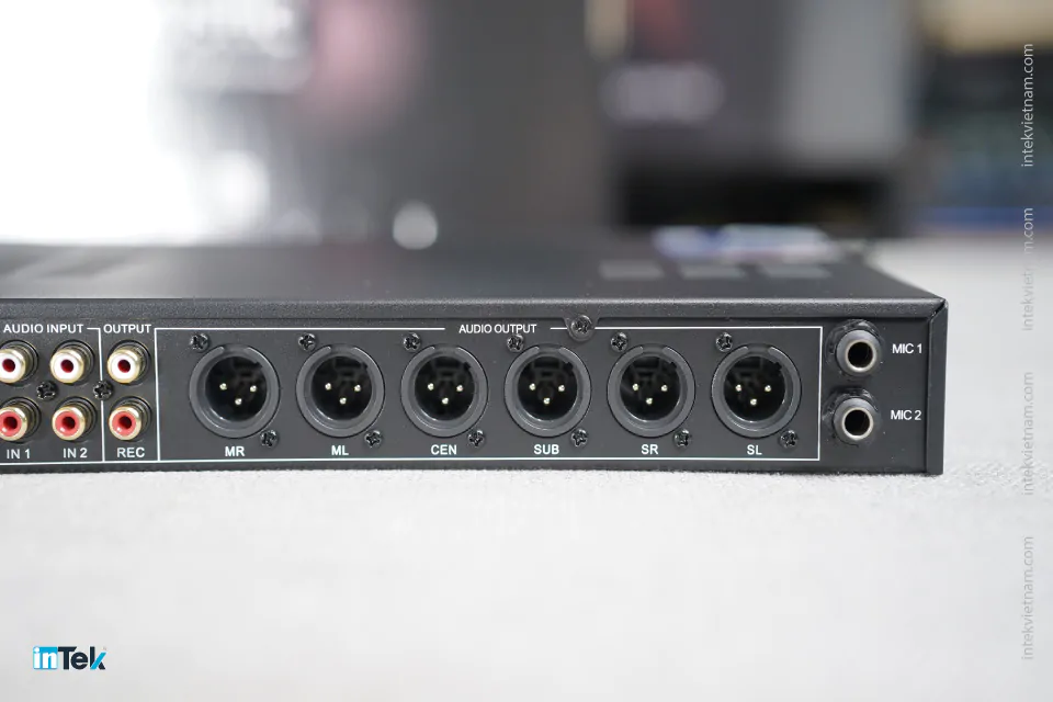 vang-so-db-acoustic-d700-2586